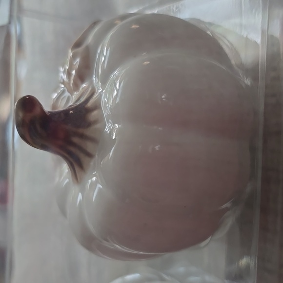 LINDEN STREET BRAND PUMPKIN SALT AND PEPPER SHAKERS - Picture 3 of 16